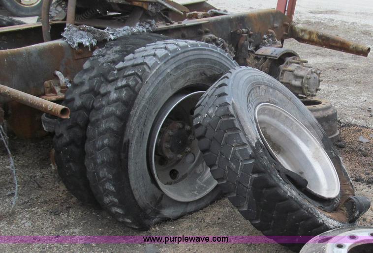 image for item E3829 2006 Kenworth T800 semi truck