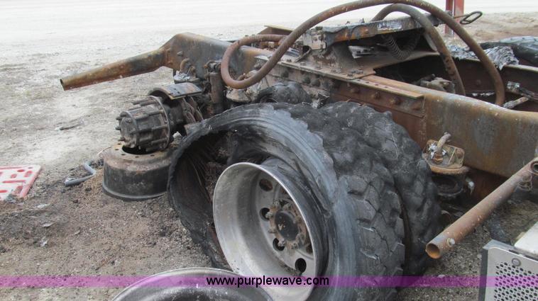 image for item E3829 2006 Kenworth T800 semi truck