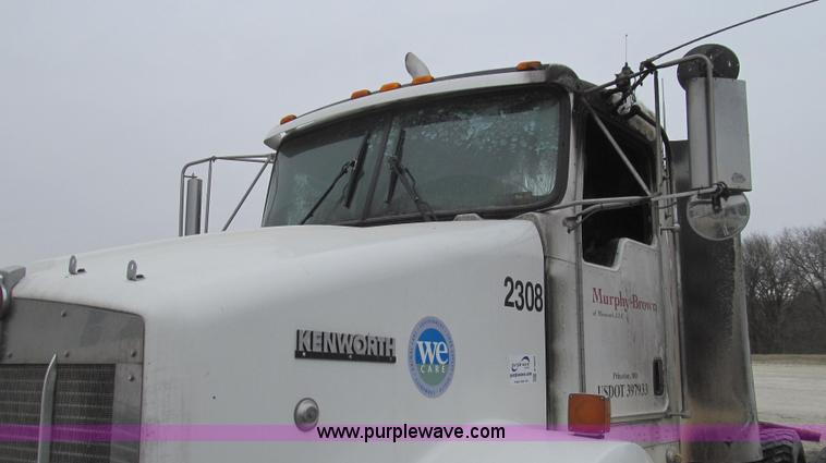 image for item E3829 2006 Kenworth T800 semi truck
