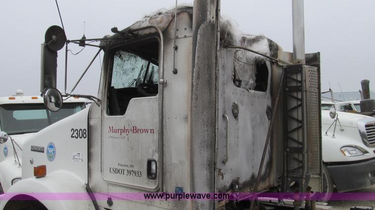 image for item E3829 2006 Kenworth T800 semi truck