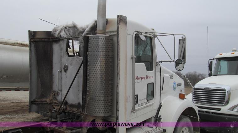 image for item E3829 2006 Kenworth T800 semi truck