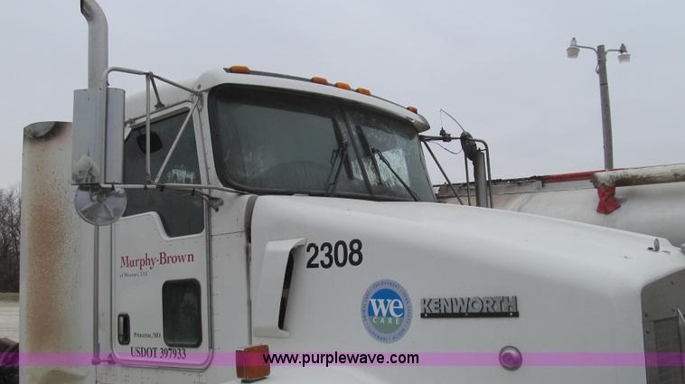 image for item E3829 2006 Kenworth T800 semi truck