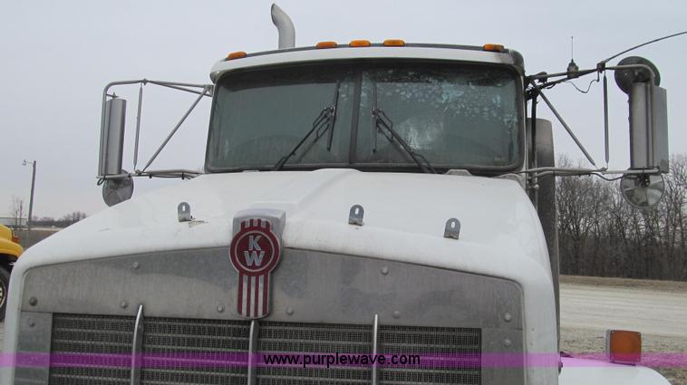 image for item E3829 2006 Kenworth T800 semi truck