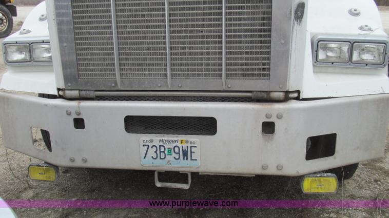 image for item E3829 2006 Kenworth T800 semi truck