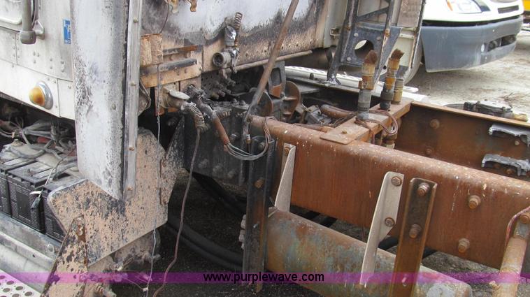 image for item E3829 2006 Kenworth T800 semi truck