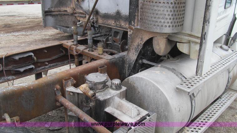 image for item E3829 2006 Kenworth T800 semi truck