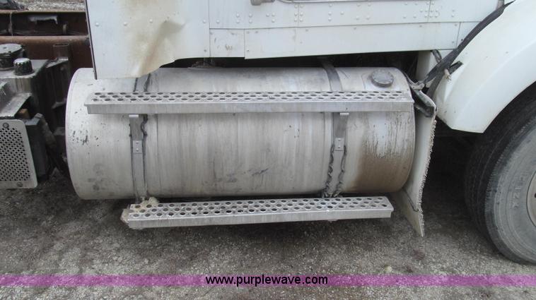 image for item E3829 2006 Kenworth T800 semi truck