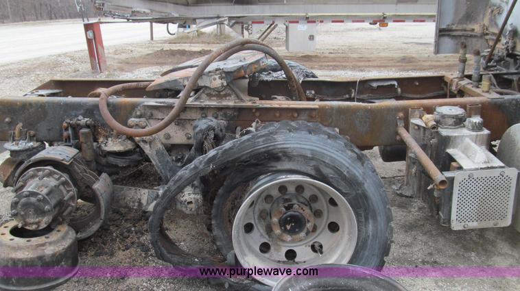 image for item E3829 2006 Kenworth T800 semi truck