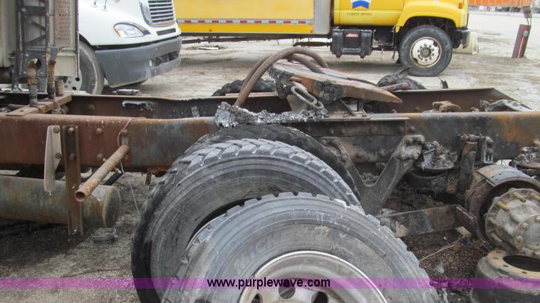 image for item E3829 2006 Kenworth T800 semi truck