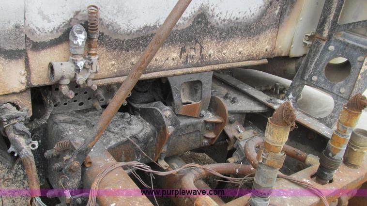 image for item E3829 2006 Kenworth T800 semi truck