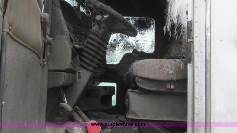 image for item E3829 2006 Kenworth T800 semi truck