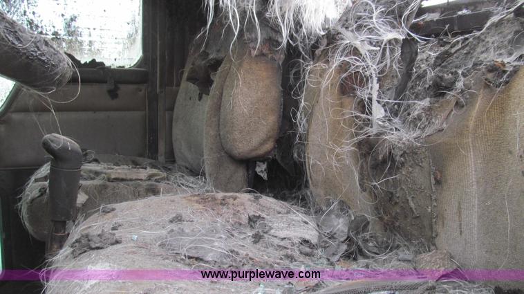 image for item E3829 2006 Kenworth T800 semi truck