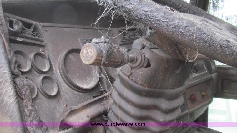 image for item E3829 2006 Kenworth T800 semi truck