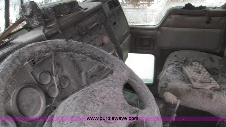 image for item E3829 2006 Kenworth T800 semi truck