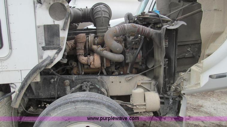 image for item E3829 2006 Kenworth T800 semi truck