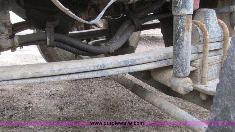 image for item E3829 2006 Kenworth T800 semi truck