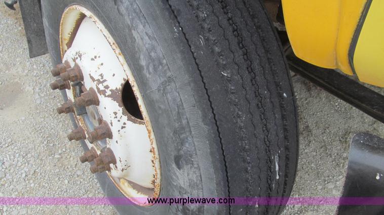 image for item E3830 1998 GMC C6500 box truck