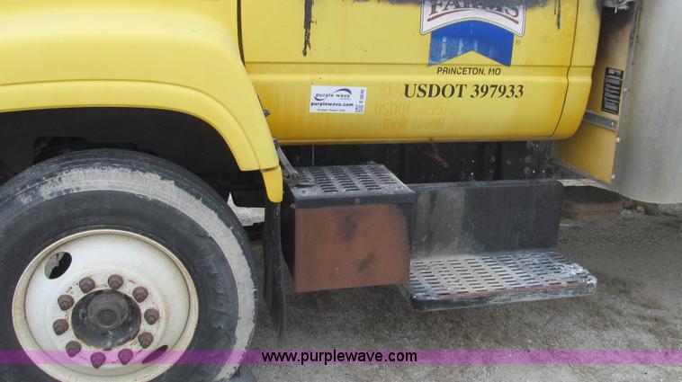 image for item E3830 1998 GMC C6500 box truck