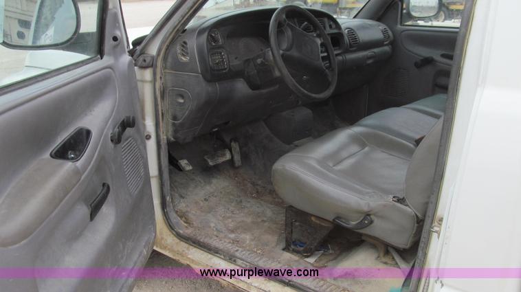 image for item E3836 1999 Dodge Ram 1500 pickup truck