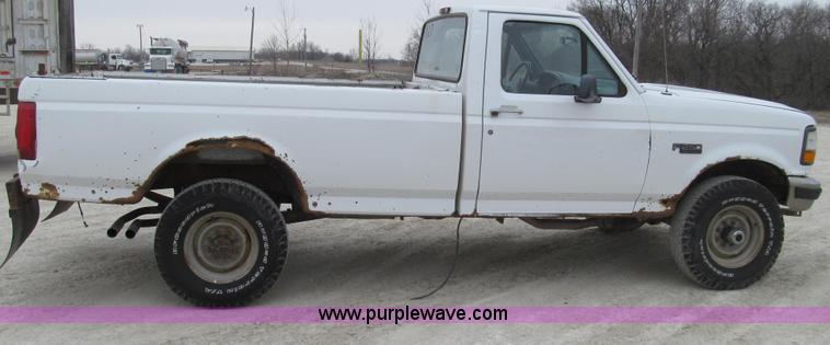 image for item E3837 1997 Ford F250 XL pickup truck