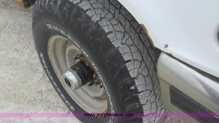 image for item E3837 1997 Ford F250 XL pickup truck