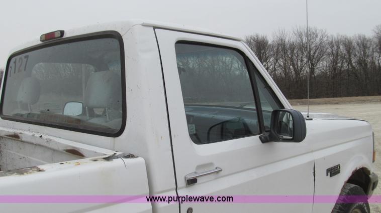 image for item E3837 1997 Ford F250 XL pickup truck