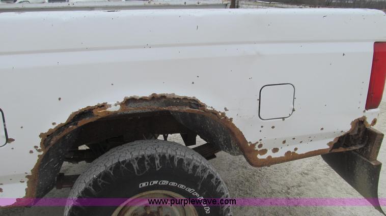 image for item E3837 1997 Ford F250 XL pickup truck