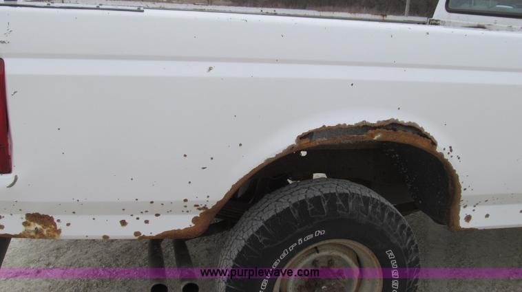 image for item E3837 1997 Ford F250 XL pickup truck
