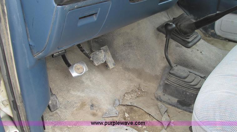 image for item E3837 1997 Ford F250 XL pickup truck