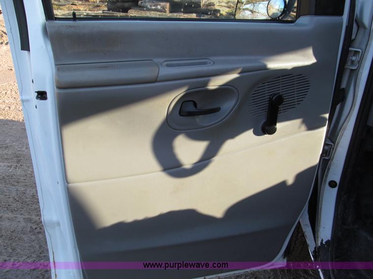 image for item E5925 2000 Ford Econoline  E250 van