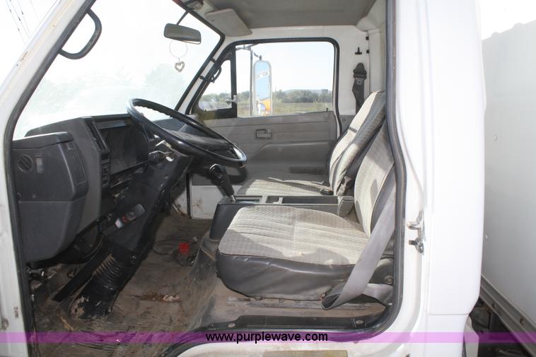 image for item F2581 1990 Isuzu box truck