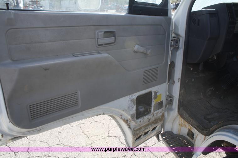 image for item F2581 1990 Isuzu box truck