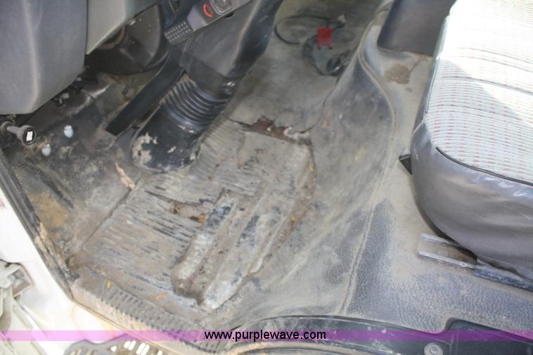 image for item F2581 1990 Isuzu box truck