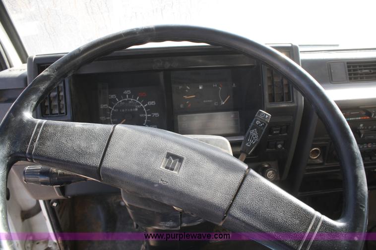 image for item F2581 1990 Isuzu box truck