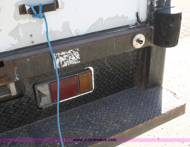 image for item F2581 1990 Isuzu box truck