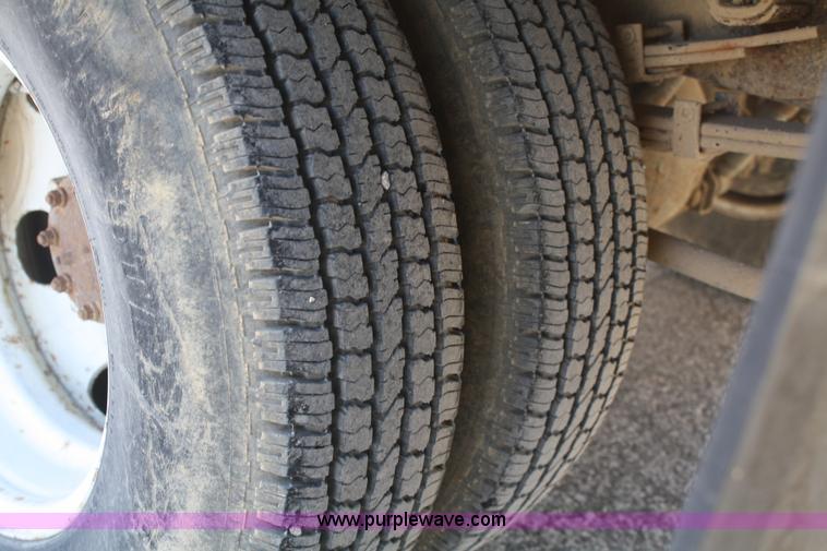 image for item F2581 1990 Isuzu box truck