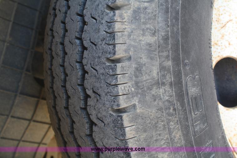 image for item F2581 1990 Isuzu box truck