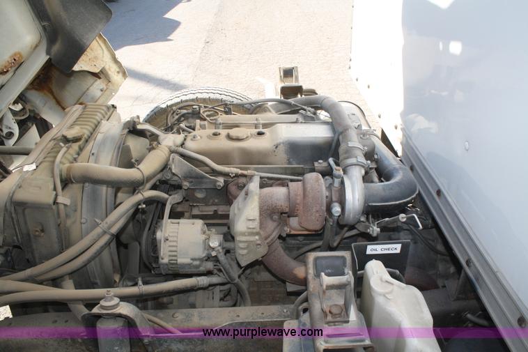 image for item F2581 1990 Isuzu box truck