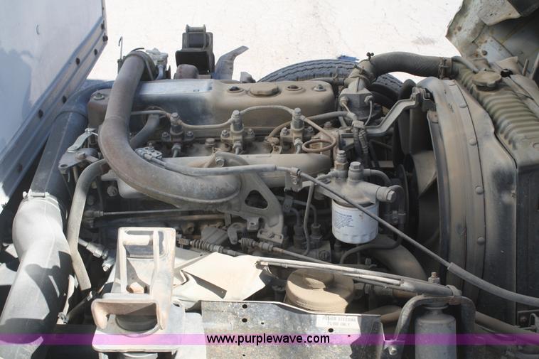 image for item F2581 1990 Isuzu box truck