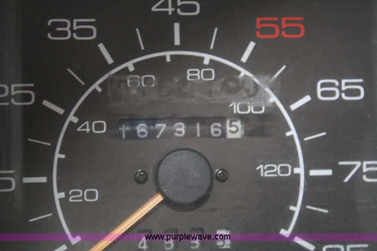 image for item F2581 1990 Isuzu box truck