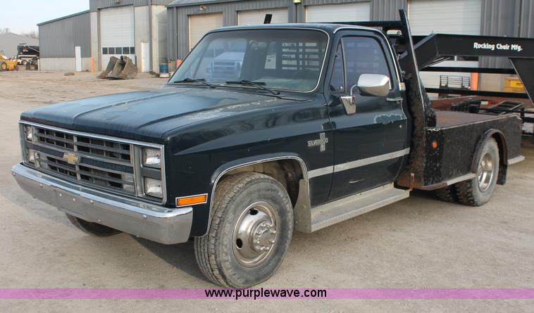 image for item F2950 1985 Chevrolet 20 flatbed truck