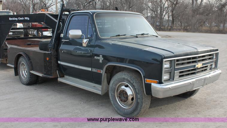 image for item F2950 1985 Chevrolet 20 flatbed truck