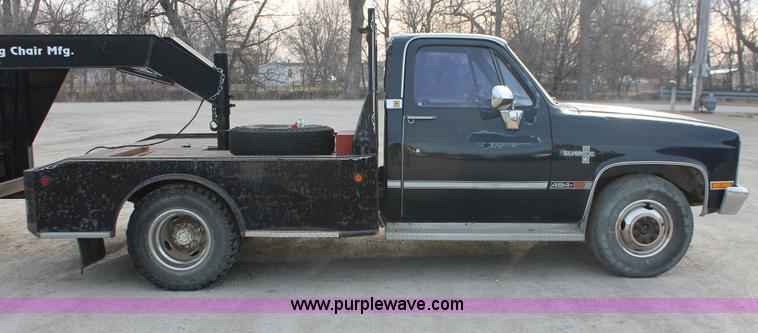 image for item F2950 1985 Chevrolet 20 flatbed truck