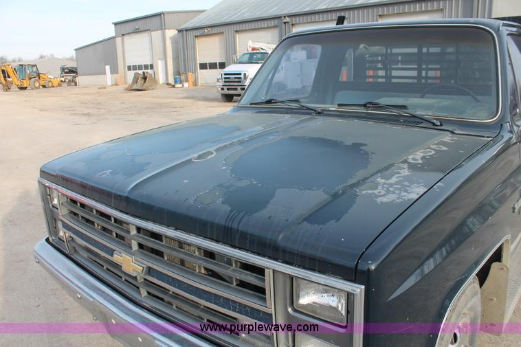 image for item F2950 1985 Chevrolet 20 flatbed truck