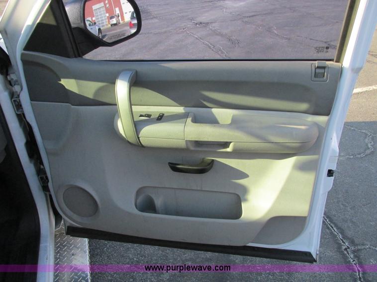 image for item F4498 2009 Chevrolet Silverado 2500HD Extended Cab pickup truck