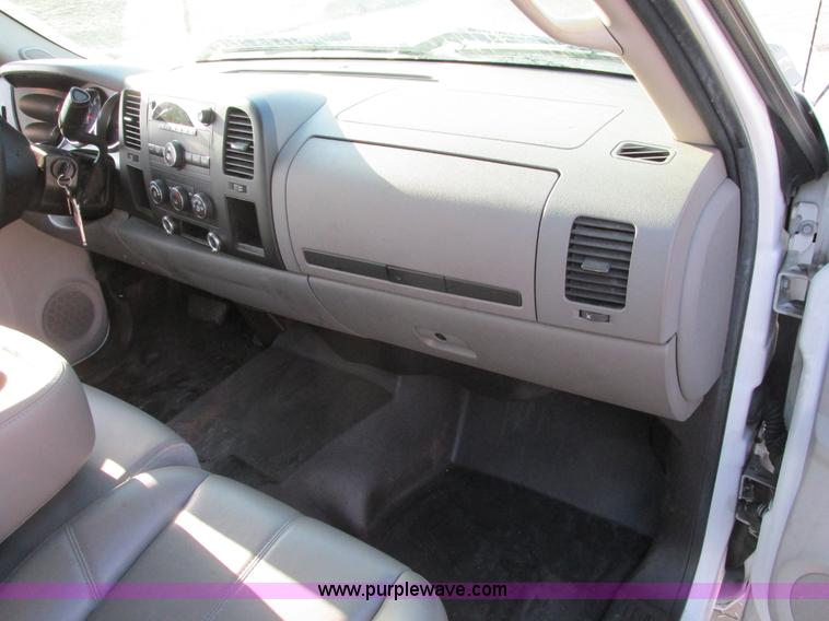 image for item F4498 2009 Chevrolet Silverado 2500HD Extended Cab pickup truck