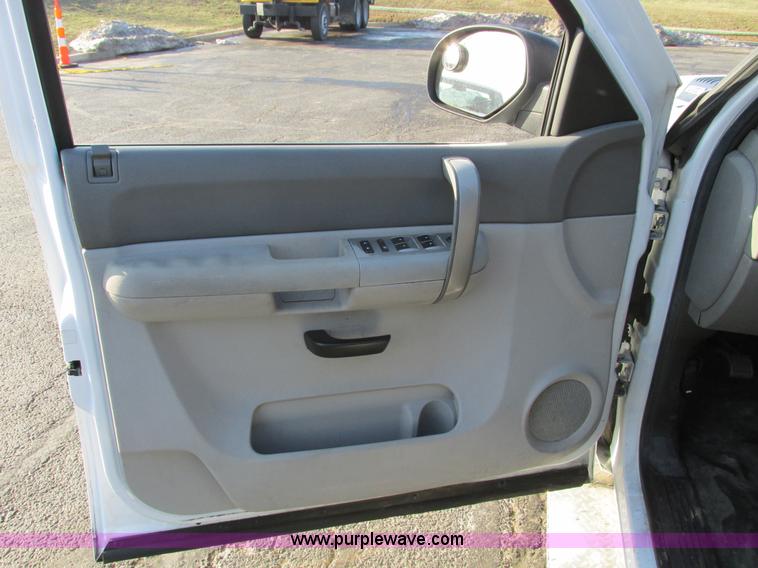 image for item F4498 2009 Chevrolet Silverado 2500HD Extended Cab pickup truck