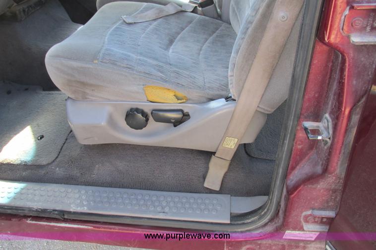 image for item F4772 2000 Ford F250 Super Duty Crew Cab pickup truck