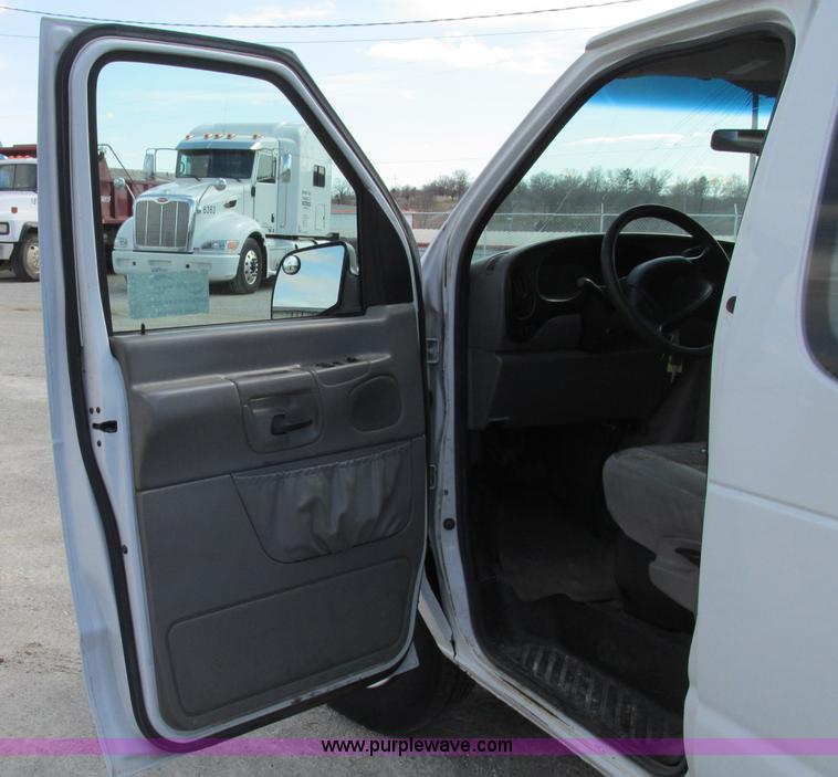image for item F4773 2002 Ford Econoline E350 Extended van