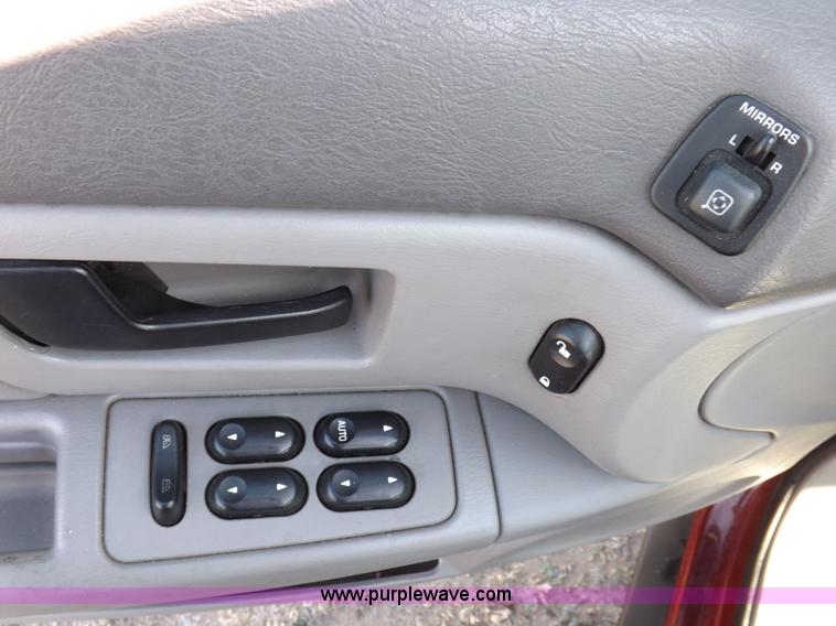 image for item F6483 2004 Ford Taurus SES